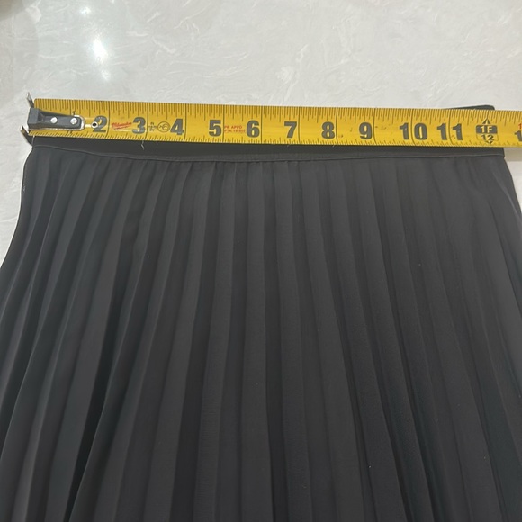 Gorgeous Pleated Lined black Skirt - Picture 7 of 7